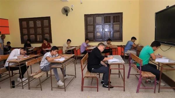 رد ناري من التعليم المصري حول ظهور الهاتف في لجان الثانوية