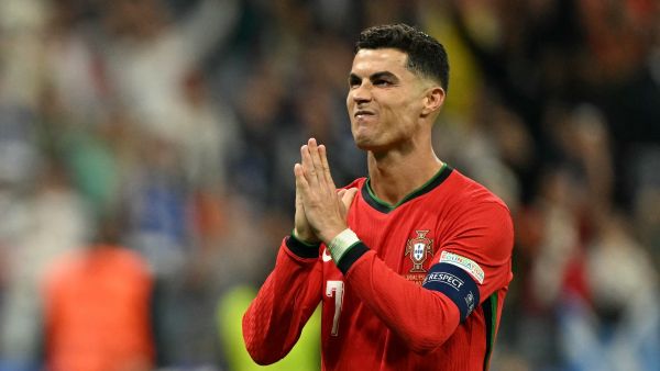 رونالدو يعتذر من الجماهير جراء إهدار ركلة الجزاء أمام سلوفينيا (Photo by PATRICIA DE MELO MOREIRA / AFP)