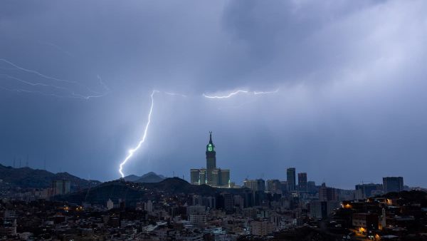 عاجل! الإنذار الأحمر في مناطق السعودية بسبب السيول