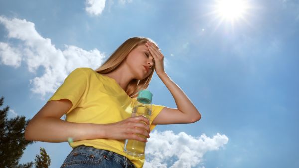 كيفية علاج ضربة الشمس في المنزل