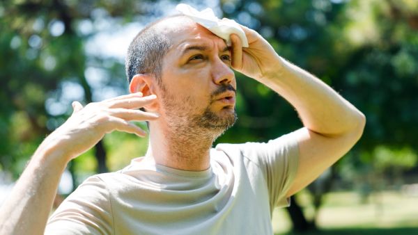 الهبات الساخنة عند الرجال: الأعراض، العلاج، وطرق الوقاية