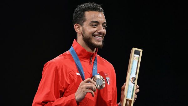 محمد السيد يحتفل بالميدالية البرونزية (Photo by Fabrice COFFRINI / AFP)