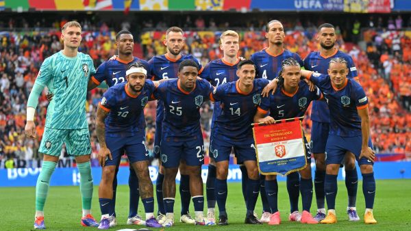 منتخب هولندا (Photo by Fabrice COFFRINI / AFP)
