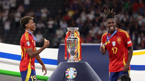 ويليامز ويامال على رأس التشكيلة المثالية ليورو 2024 (Photo by Adrian DENNIS / AFP)