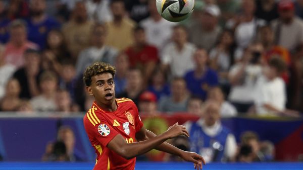 لامين يامال (Photo by FRANCK FIFE / AFP)