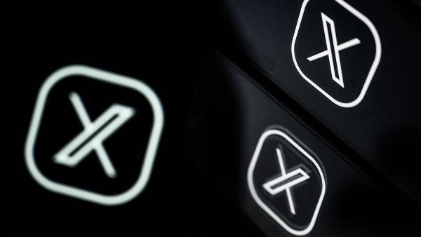 X platform: recent glitch reveals hidden likes