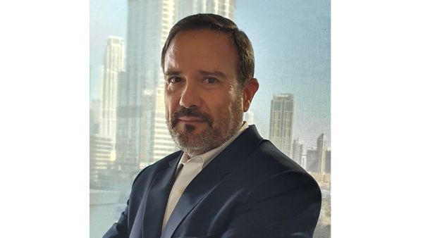 أوسكار غارسيا، النائب الأول للرئيس لتسويق الأعمال والخدمات المبتكرة في "إي آند الإمارات" سامسونج تتعاون مع "إي آند الإمارات" لإطلاق المبادرة التعليمية "المدارس الذكية" في الإمارات
