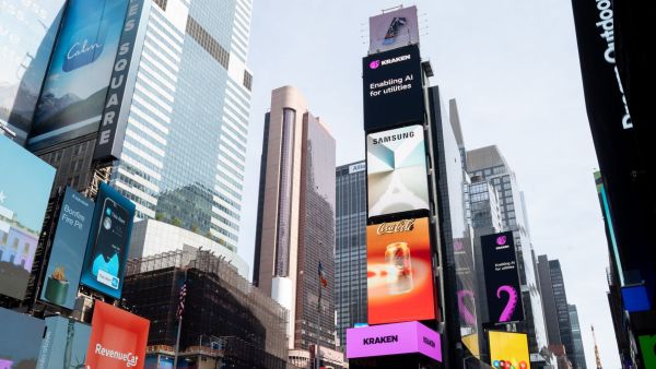 أطلقت شركة سامسونج للإلكترونيات حملة إعلانية عالمية بعنوان "Galaxy AI وصل تمهيداً لحدث Galaxy Unpacked المرتقب.. سامسونج تمنح عملاءها حول العالم لمحة عن الآفاق الجديدة للذكاء الاصطناعي في هواتف Galaxy