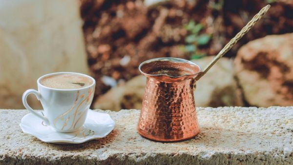 طبيب البوابة: مخاطر الشرب من الأكواب النحاسية