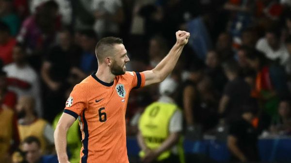 Netherlands' defender #06 Stefan de Vrij celebrates scoring his team's first goal during the UEFA Euro 2024 quarter-final football match between the Netherlands and Turkey at the Olympiastadion in Berlin on July 6, 2024. (Photo by Angelos Tzortzinis / AFP)