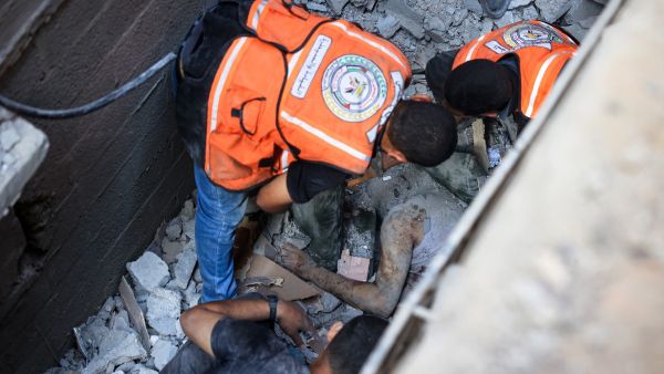استشهاد 14 فلسطينيا منذ فجر اليوم في غارات إسرائيلية