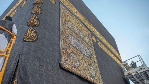 يعد استبدال كسوة الكعبة تقليدا سنويا يجرى في نفس الوقت من كل عام