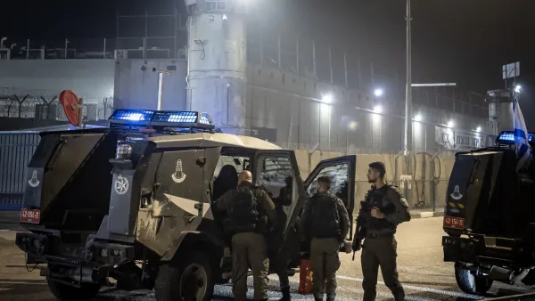 قوات من جيش الاحتلال الاسرائيلي أمام سجن عوفر