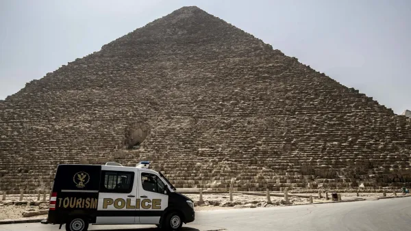 تلقت الأجهزة الأمنية بلاغًا يفيد بالعثور على جثة ربة منزل محترقة الوجه ومعظم أجزاء الجسد