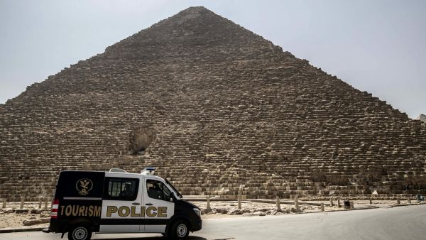 تلقت الأجهزة الأمنية بلاغًا يفيد بالعثور على جثة ربة منزل محترقة الوجه ومعظم أجزاء الجسد