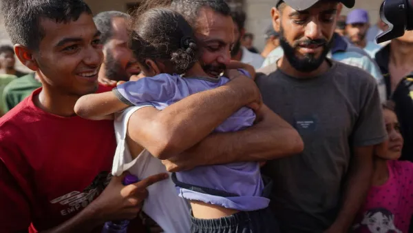 أسير فلسطيني من قطاع غزة، لحظة لقائه بعائلته بعد الإفراج عنه