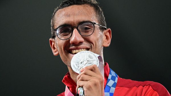 أحمد الجندي يحتفل بميداليته (Photo by Pedro PARDO / AFP)