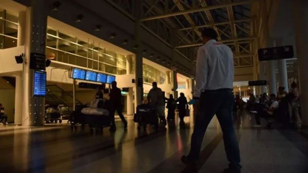 عتمة مطار بيروت