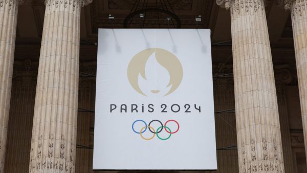 شعار أولمبياد باريس 2024 (Photo by EMMANUEL DUNAND / AFP)