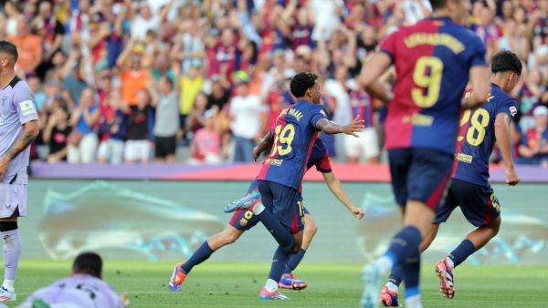 برشلونة يبتعد مؤقتا في صدارة الليغا (Photo by LLUIS GENE / AFP)