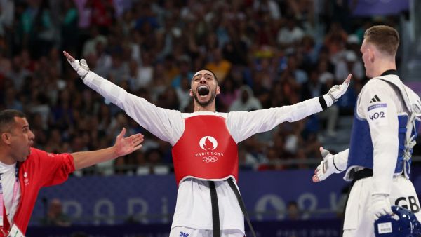 زيد مصطفى يفوز بالفضية (Photo by David GRAY / AFP)