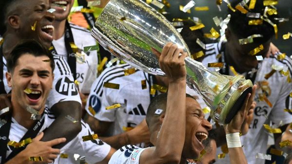 مبابي يسجل في أول مباراة له بقميص ريال مدريد (Photo by Sergei GAPON / AFP)