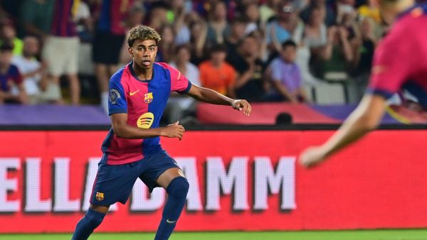 لامين يامال يقود برشلونة اليوم (Photo by MANAURE QUINTERO / AFP)