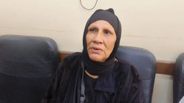 سيدة مصرية تطالب بالعفو عن قاتل ابنها وتحتضنه في المحكمة.. فيديو