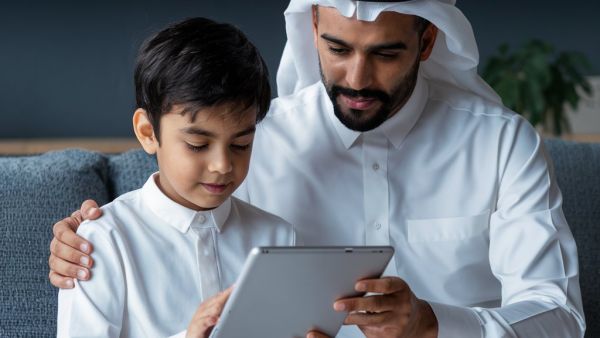 تحليل فعالية التكنولوجيا كبديل لمقدمي الرعاية في تحسين التفاعل الاجتماعي وتعلم المهارات الاجتماعية لدى الأطفال تأثير التكنولوجيا على نمو الأطفال: الأجهزة الرقمية كبديل لمقدمي الرعاية