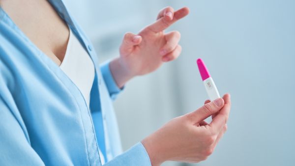طبيب البوابة: 3 أسباب لظهور خط باهت في اختبار الحمل 