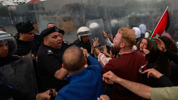 عناصر من الأجهزة الأمنية الفلسطينية يتصدون لمظاهرة في رام الله
