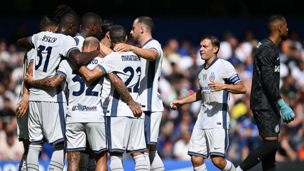 Inter Milan's French forward #09 Marcus Thuram is mobbed by teammates after scoring the opening goal during the pre-season friendly football match between Chelsea and Inter Milan at the Stamford Bridge stadium in London on August 11, 2024. (Photo by JUSTIN TALLIS / AFP)