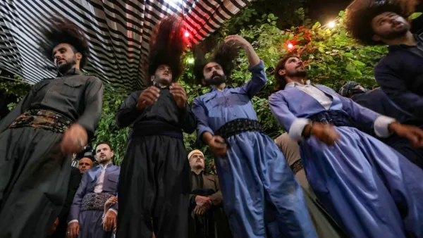 أشخاص بشعور طويلة ويرتدون أزياء موحدة، يؤدون ما يشبه الطقوس الدينية