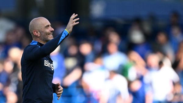 Chelsea's Italian coach Enzo Maresca acknowledges the fans after the pre-season friendly football match between Chelsea and Inter Milan at the Stamford Bridge stadium in London on August 11, 2024. The match end in a draw at 1-1. (Photo by JUSTIN TALLIS / AFP)