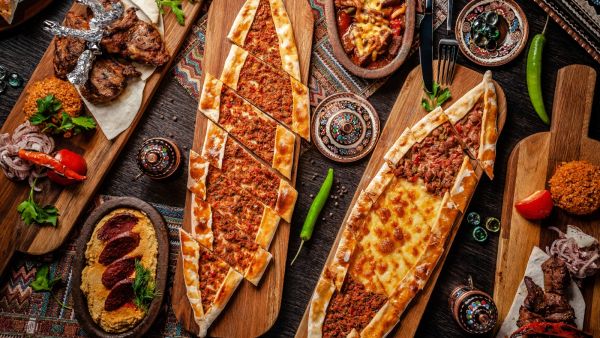 بيدا - بيتزا الخبز التركي بالحشوات الثلاثة