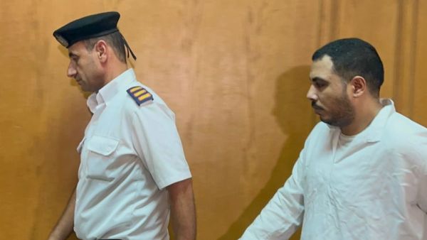 ظهر المتهم في الفيديو وهو في حالة من القلق والتوتر أثناء استجوابه ظهر المتهم في الفيديو وهو في حالة من القلق والتوتر أثناء استجوابه