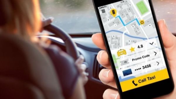 قام السائق بعرض صور إباحية على هاتفه المحمول