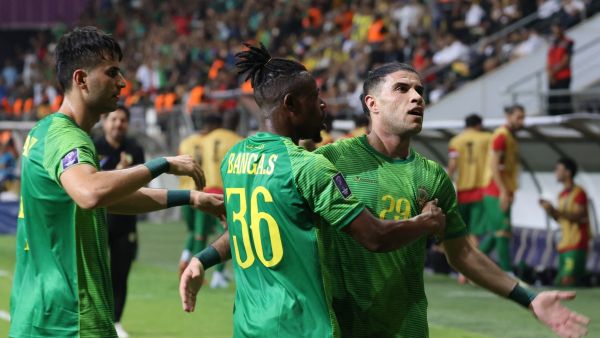 الشرطة يفرض التعادل على النصر (Photo by AHMAD AL-RUBAYE / AFP)
