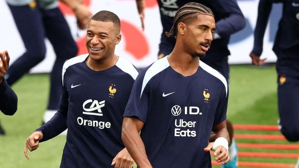 من تدريبات فرنسا التحضيرية للمباراة (Photo by FRANCK FIFE / AFP)