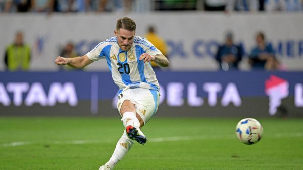 أليكسيس ماك آليستر (Photo by JUAN MABROMATA / AFP)