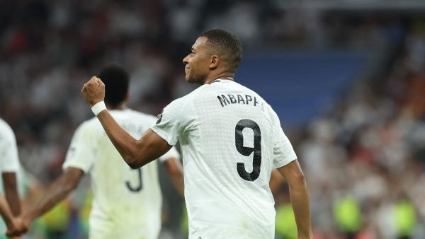 مبابي يسجل هدفين ويمنح ريال مدريد الفوز (Photo by Thomas COEX / AFP)