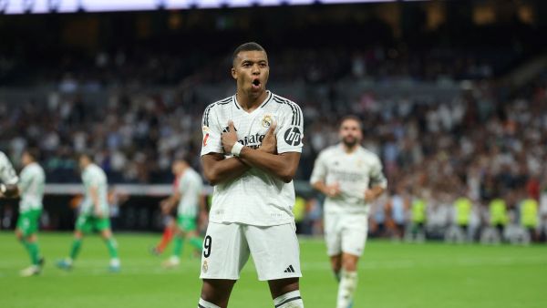 كيليان مبابي يقود هجوم ريال مدريد أمام سوسييداد (Photo by Thomas COEX / AFP)