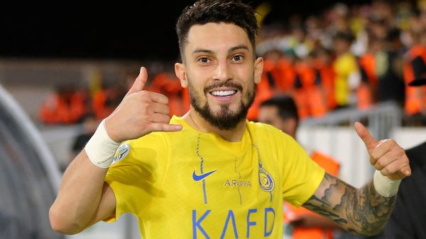 أليكس تيليس يبحث عن وجهة جديدة بعد فسخ عقده مع النصر