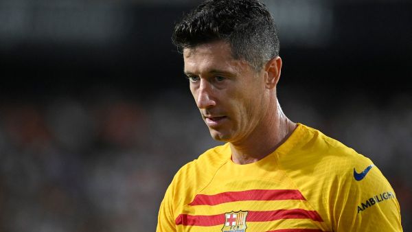 برشلونة يضع شروطًا قاسية في عقد ليفاندوفسكي