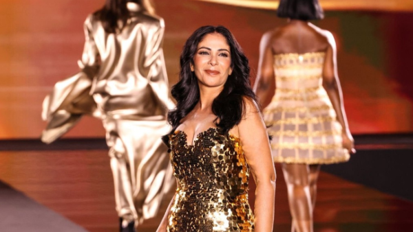 منى زكي عارضة أزياء في باريس للمرة الثانية في عرض لوريال 2024