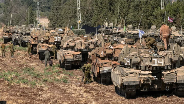 Israeli army masses its armored vehicles near the Lebanese border