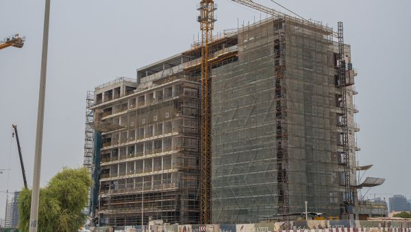قع مدينة دبي للاستوديوهات خارج المدينة، وعلى بعد مسافة مريحة بعيداً عن الصخب، ونظراً لسهولة الوصول إلى العديد من الوجهات المهمة في الإمارة أعلنت عزيزي للتطوير العقاري، المطوّر الخاص الرائد في دولة الإمارات العربية المتحدة، عن إنجاز 56% من أعمال البناء في مشروع عزيزي فيستا في مدينة دبي للاستوديوهات، إحدى أكثر المناطق السكنية تميزًا في دبي، ويتكوّن من استوديوهات وشقق بغرفة نوم واحدة وغرفتين، ومن المقرر اكتمال المشروع خلال الربع الثاني من عام 2025. وتشهد أعمال البناء في المشروع تقدماً بوتيرة متسارعة، حيث بلغت نسبة التشطيبات الإجمالية 37%، فيما تمّ الانتهاء من أعمال الهيكل بالكامل، ووصلت نسبة أعمال الطابوق إلى 99%، والتكسية الداخلية إلى 95%، وأعم