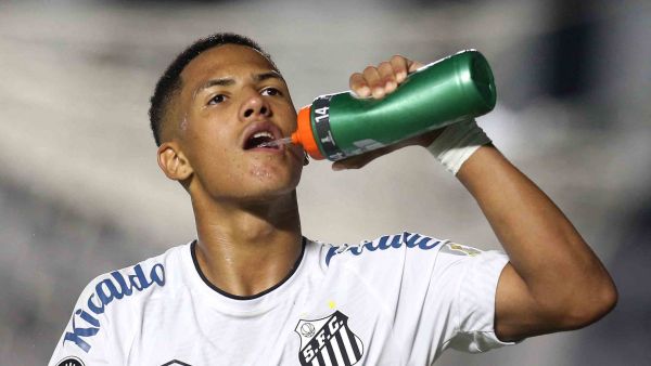 Angelo Gabriel has some water during the Copa Libertadores football tournament group stage match against Argentina's Boca Juniors at Vila Belmiro stadium in Santos, Brazil, on May 11, 2021. / AFP / POOL / GUILHERME DIONIZIO