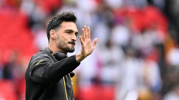 Dortmund's German defender #15 Mats Hummels waves ahead of the UEFA Champions League final football match between Borussia Dortmund and Real Madrid, at Wembley stadium, in London, on June 1, 2024. (Photo by INA FASSBENDER / AFP)