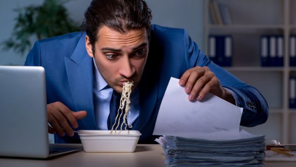 3 عناصر غذائية أساسية يفتقر إليها موظفو المكاتب 